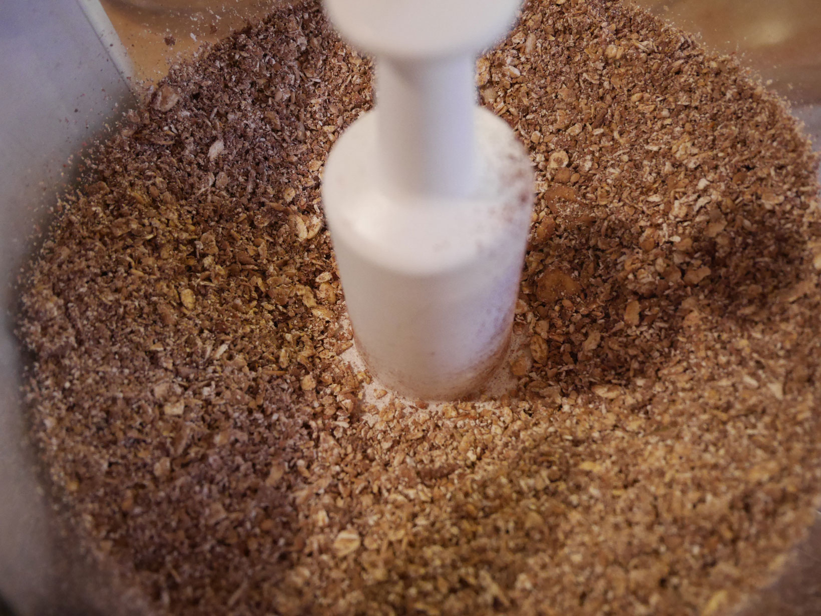 Att mixa granolan till grus är det lite roliga och knasiga momentet.