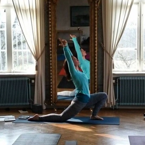 Maja Petersson kan du till vardags yoga med i Gerdahallen i Lund. 